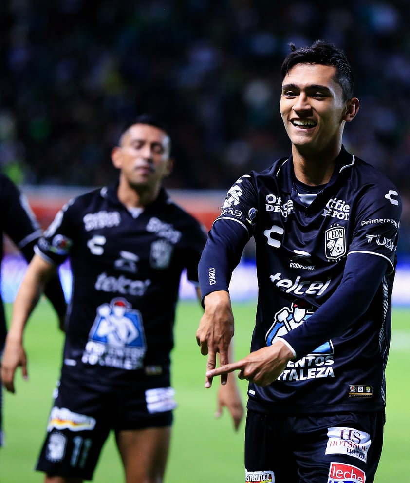 MEX2907. LEÓN (MÉXICO), 26/11/2023.- Fidel Ambriz del León celebra un gol anotado al Santos, durante un partido del Play In AB del Torneo Apertura 2023 de la Liga MX disputado en el Estadio León, en León (México). EFE/Luis Ramírez