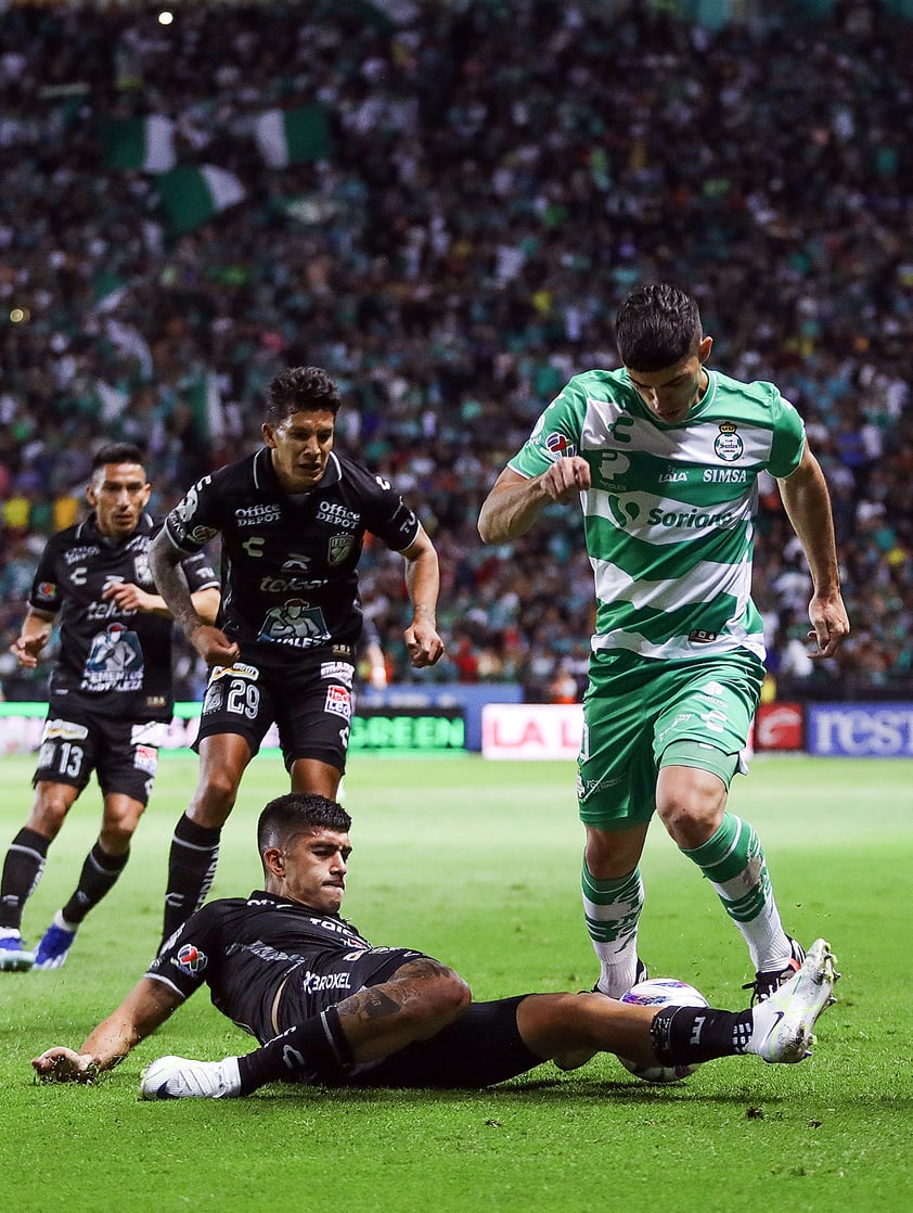 MEX2907. LEÓN (MÉXICO), 26/11/2023.- Adonis Frías (i) del León disputa un balón con Juan Brunetta del Santos, durante un partido del Play In AB del Torneo Apertura 2023 de la Liga MX disputado en el Estadio León, en León (México). EFE/Luis Ramírez