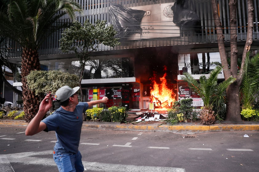 Manifestantes prenden fuego a instalaciones de Censida