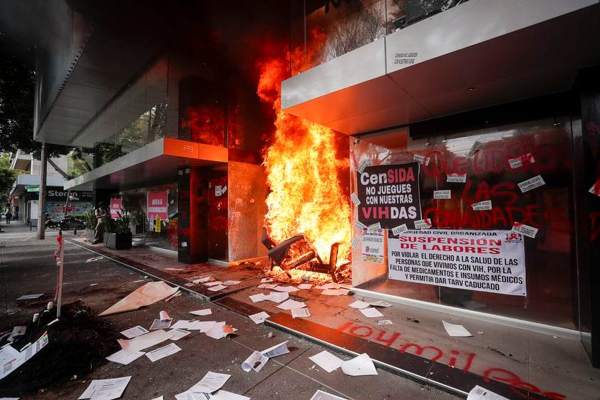 Manifestantes prenden fuego a instalaciones de Censida