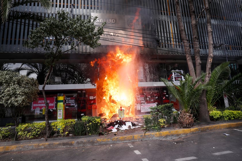 Manifestantes prenden fuego a instalaciones de Censida