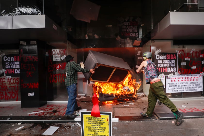 Manifestantes prenden fuego a instalaciones de Censida