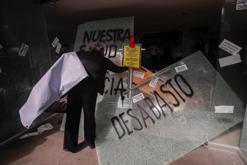 Manifestantes prenden fuego a instalaciones de Censida