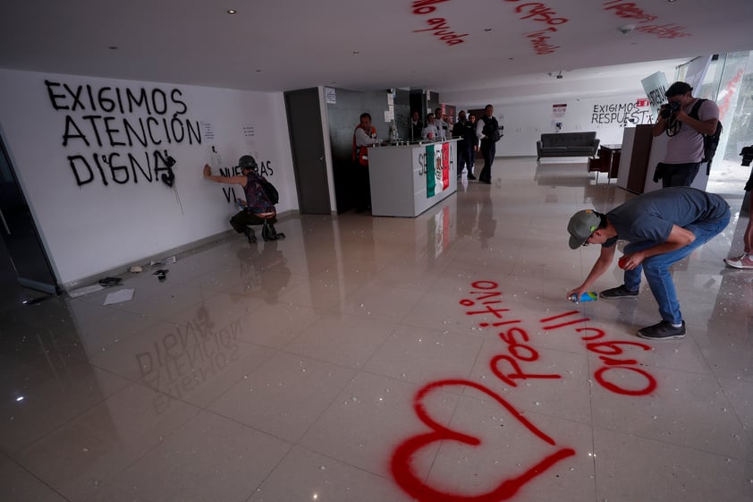 Manifestantes prenden fuego a instalaciones de Censida