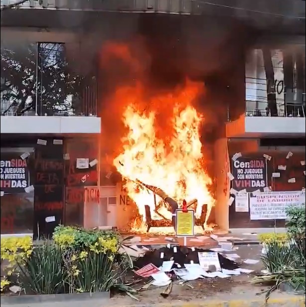 Manifestantes prenden fuego a instalaciones de Censida