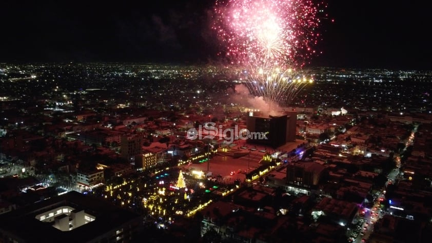 Gobernador y alcalde encienden la villa navideña en la Plaza Mayor de Torreón