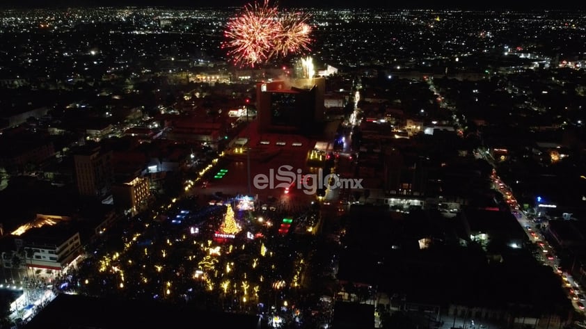 Gobernador y alcalde encienden la villa navideña en la Plaza Mayor de Torreón