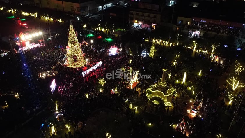 Gobernador y alcalde encienden la villa navideña en la Plaza Mayor de Torreón