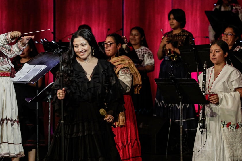 Mon Laferte cumple su sueño y canta en el Palacio de Bellas Artes