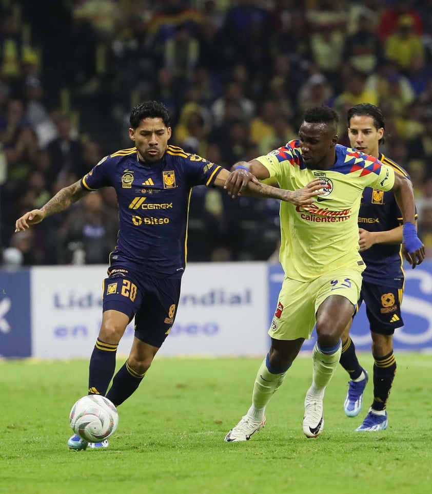 MEX4751. CIUDAD DE MÉXICO (MÉXICO), 17/12/2023.- Jualián Quiñones (d) de América, disputa el balón con Javier Aquino (i) de Tigres hoy, durante el juego de vuelta de la final del torneo mexicano de fútbol, entre América y Tigres en el Estadio Azteca de la Ciudad de México (México). EFE/Mario Guzmán