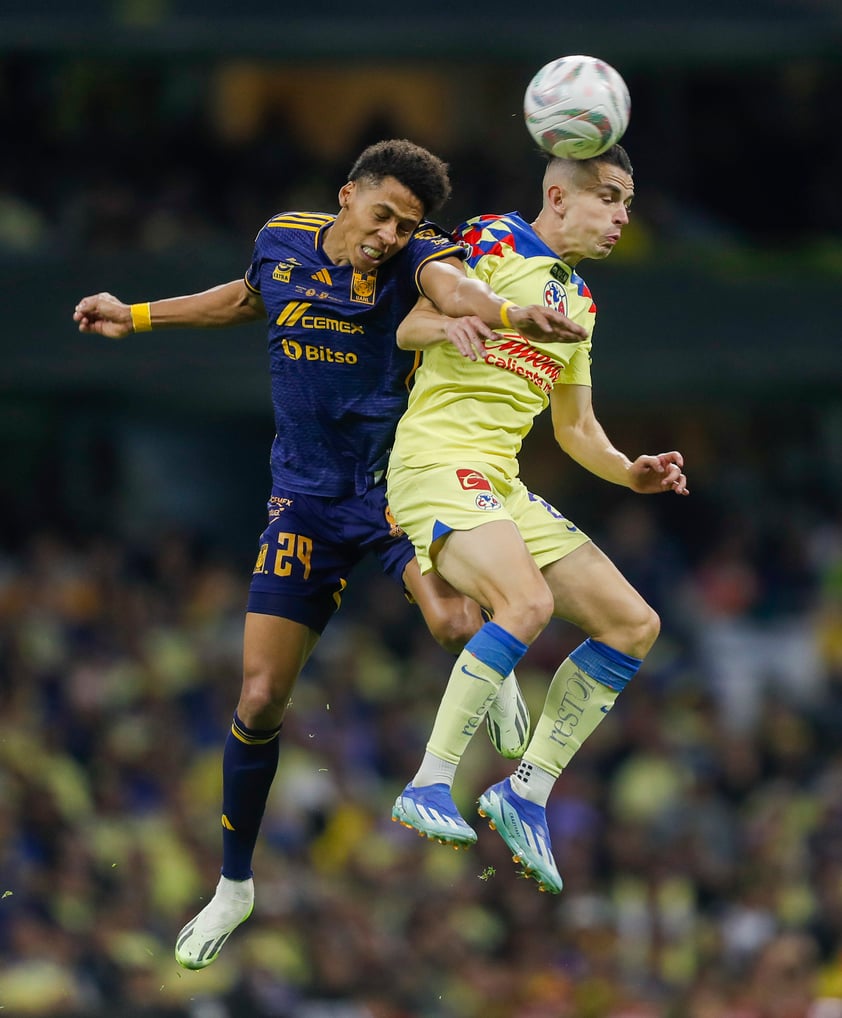 MEX4755. CIUDAD DE MÉXICO (MÉXICO), 17/12/2023.- Álvaro Fidalgo (d) de América, disputa el balón con Jonathan Herrera (i) de Tigres hoy, durante el juego de vuelta de la final del torneo mexicano de fútbol, entre América y Tigres en el Estadio Azteca de la Ciudad de México (México). EFE/Isaac Esquivel