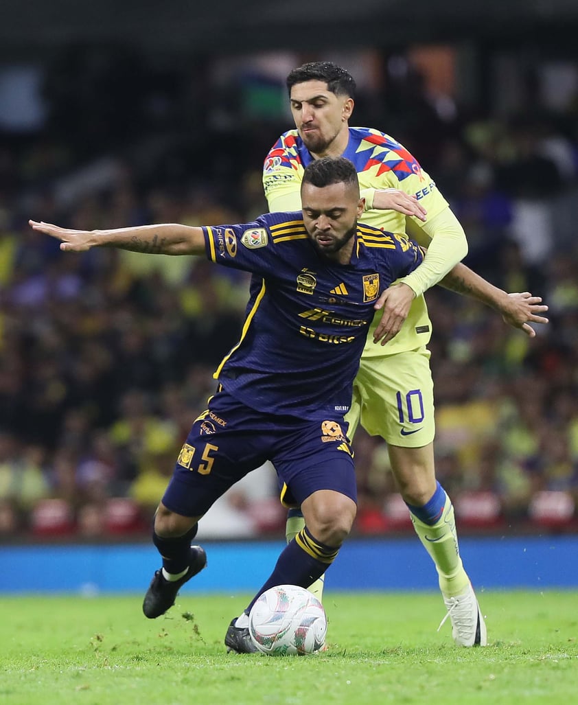 MEX4751. CIUDAD DE MÉXICO (MÉXICO), 17/12/2023.- Henry Martín (d) de América, disputa el balón con Rafael De Souza (i) de Tigres hoy, durante el juego de vuelta de la final del torneo mexicano de fútbol, entre América y Tigres en el Estadio Azteca de la Ciudad de México (México). EFE/Mario Guzmán