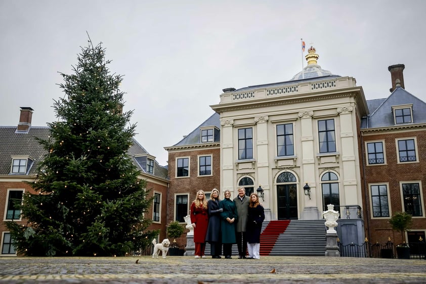 Familia real holandesa posa para su sesión de fotos decembrina