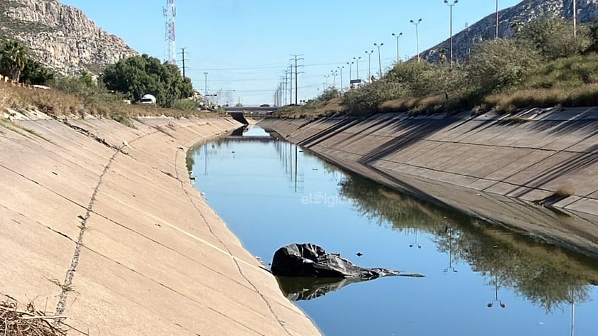 ¿ACOSTUMBRADOS?
Los vecinos manifestaron que llevan muchos años así y cuando no lleva agua el canal, se percibe el olor y se registra una gran proliferación de mosquitos.