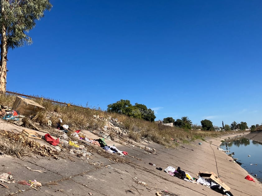 ADEMÁS, ARROJAN BASURA: 
Además de la contaminación por el agua pestilente, las personas que viven en las colonias de los alrededores utilizan el canal Sacramento para arrojar basura, por lo que provoca un gran problema de contaminación ambiental, sin que la  autoridad haga algo al respecto.