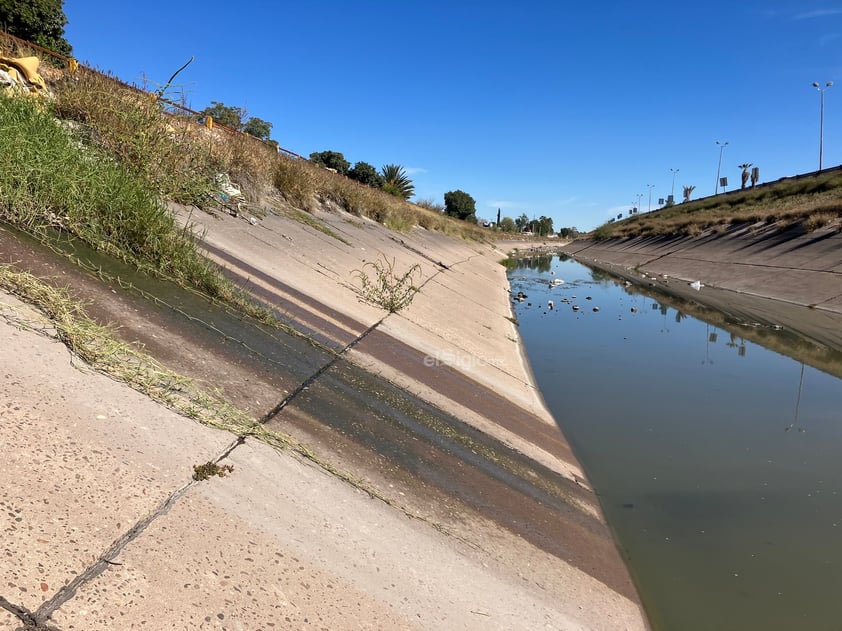 APROVECHARON PARA CONECTAR EL DRENAJE: 
En varios puntos se colocó tubería para descargar el agua de lluvia, pero los vecinos dijeron que aprovecharon para conectar el drenaje y ahorrarse el tener que resolver de fondo las deficiencias que se tienen con la red sanitaria y ya se quedó así.