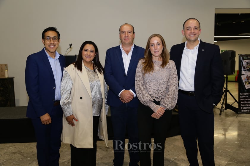 -Antonio Camacho, Jacqueline Giacoman, David Mendel, Linzay Dewey y Eduardo Arrambide.