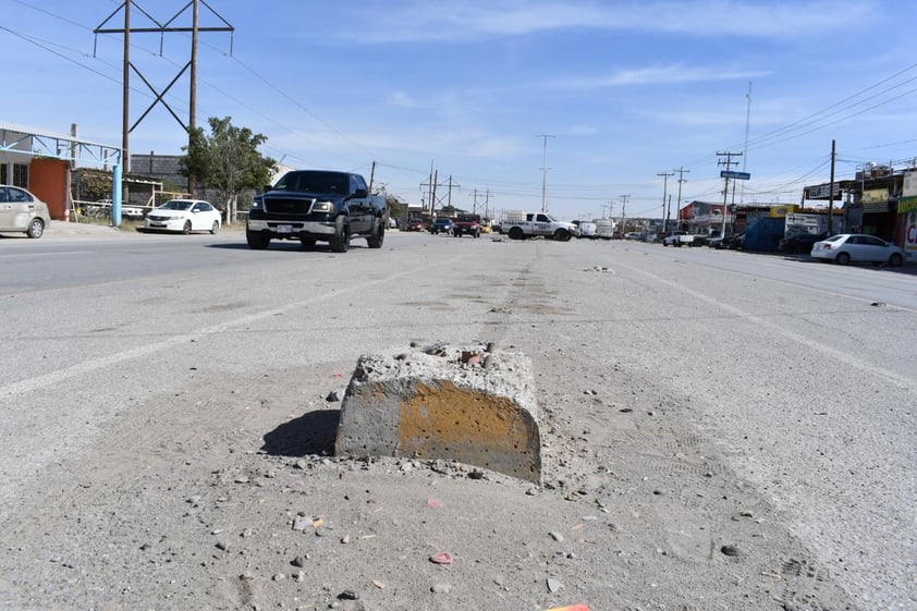 DESTRUCCIÓN: 
En el bulevar Laguna Sur hay algunas bases de arbotantes y camellones destruidos en la parte central.