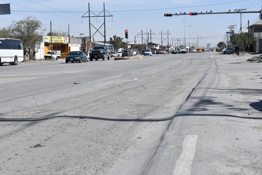 ZANJAS EN EL PAVIMENTO:
En los carriles derechos del bulevar Laguna Sur hay grandes zanjas en el pavimento. La Dirección de Obras Públicas calcula una inversión de 30 millones de pesos para la rehabilitación integral de esta vía.