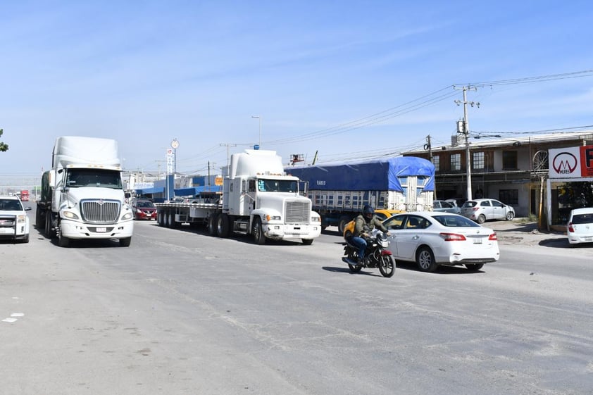 RIESGOSO:
En el bulevar Mieleras, a la altura de Los Arenales, los camiones de carga se estacionan en la parte central y se acotan los carriles de circulación, con el constante riesgo de accidentes.