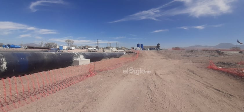 Tuberia conduce el agua a la tratadora:
Esta tubería conectada al sistema de bombeo es la que conduce el agua del río hacia la planta tratadora, que se ubica a varios kilómetros de distancia, en el cerro de San Jacinto, también en el municipio de Lerdo.