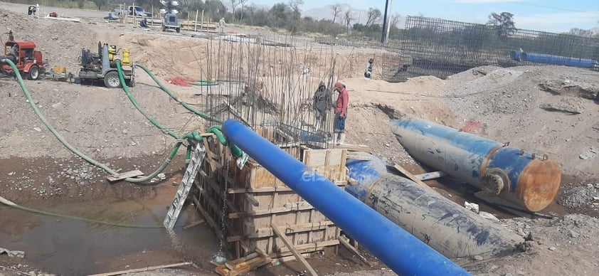 La línea que manda el agua:

En la zona de trabajos de la planta de bombeo se encuentra una tubería para drenar agua, otra tubería que es la que conduce a la planta potabilizadora y otra tubería cuya instalación no ha concluido.