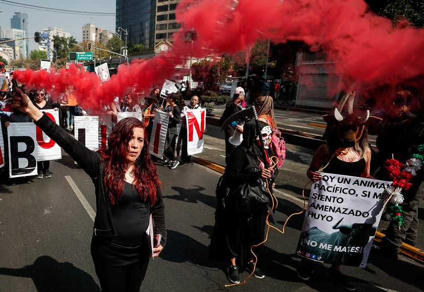 Decenas protestan contra reapertura de Plaza México este domingo