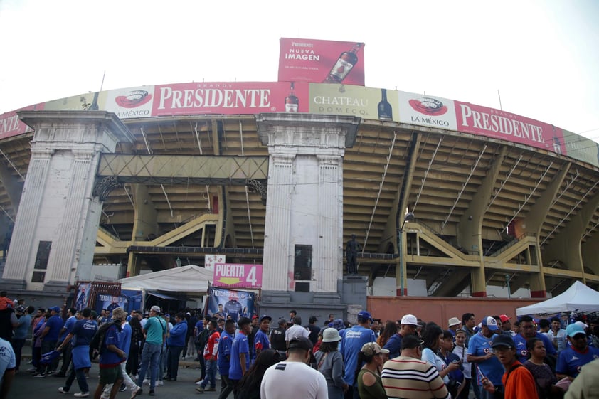 Decenas protestan contra reapertura de Plaza México este domingo