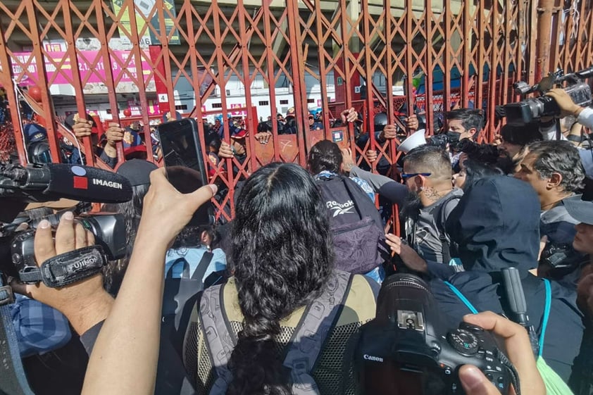 Decenas protestan contra reapertura de Plaza México este domingo