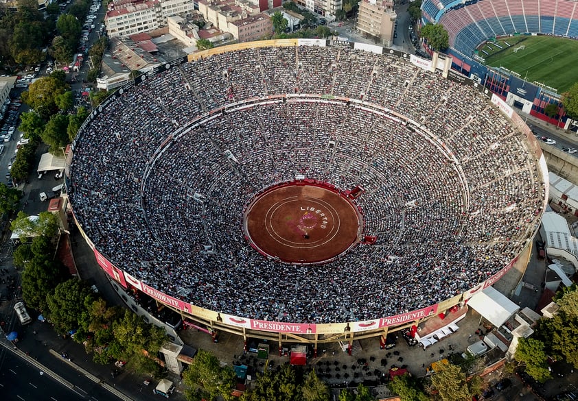 Aficionados llenan la Plaza México en el regreso de la Fiesta Brava