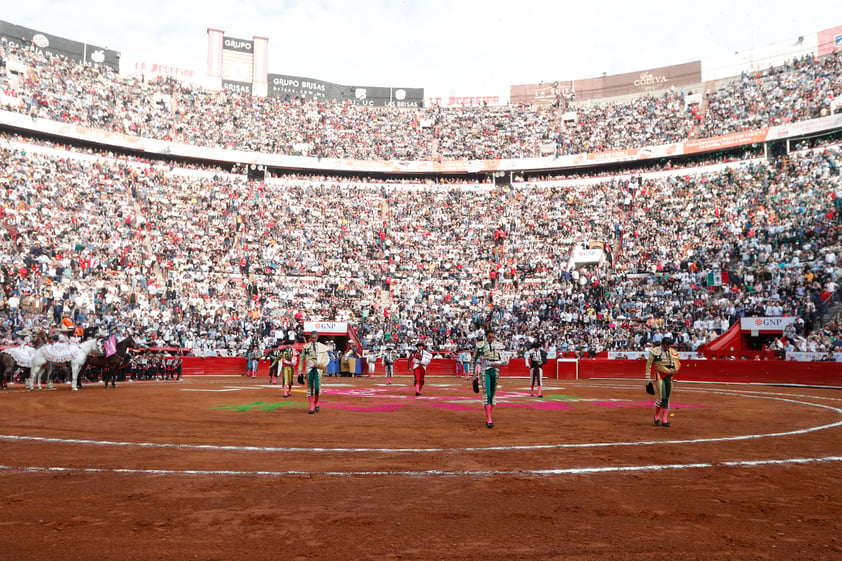 Aficionados llenan la Plaza México en el regreso de la Fiesta Brava