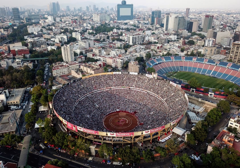 Aficionados llenan la Plaza México en el regreso de la Fiesta Brava