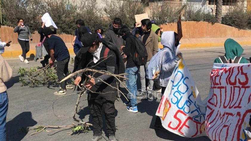 Estudiantes provocan caos vial en bulevar Revolución con bloqueo ante inconformidades