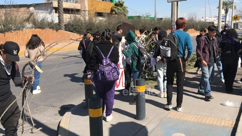 Estudiantes provocan caos vial en bulevar Revolución con bloqueo ante inconformidades