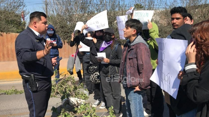 Estudiantes provocan caos vial en bulevar Revolución con bloqueo ante inconformidades