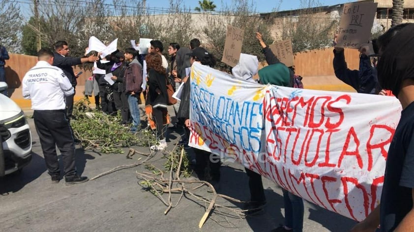 Estudiantes provocan caos vial en bulevar Revolución con bloqueo ante inconformidades