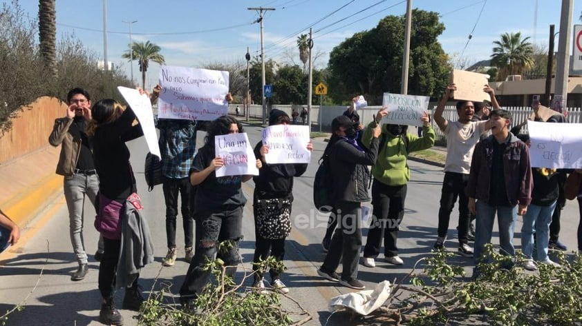 Estudiantes provocan caos vial en bulevar Revolución con bloqueo ante inconformidades