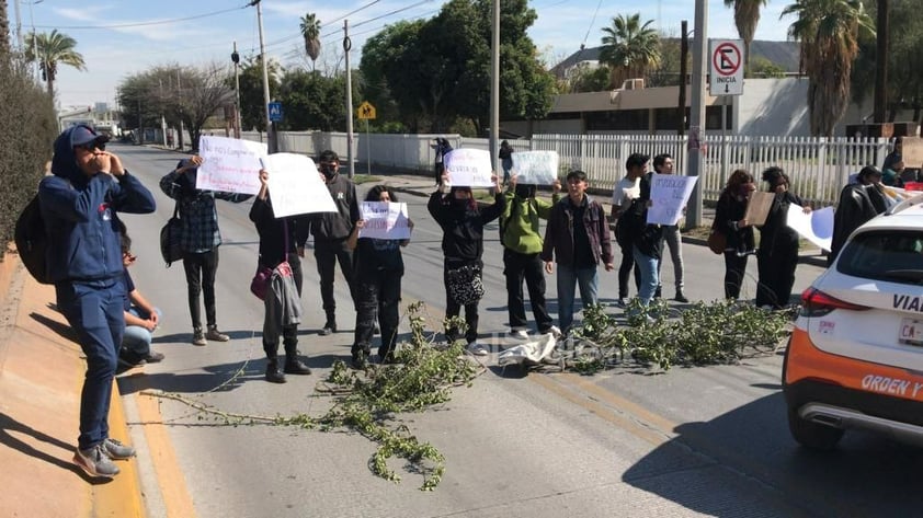 Estudiantes provocan caos vial en bulevar Revolución con bloqueo ante inconformidades