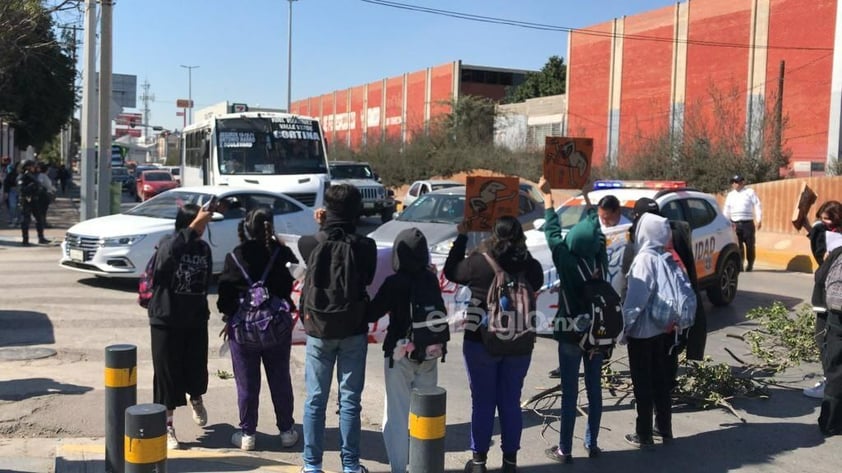 Estudiantes provocan caos vial en bulevar Revolución con bloqueo ante inconformidades