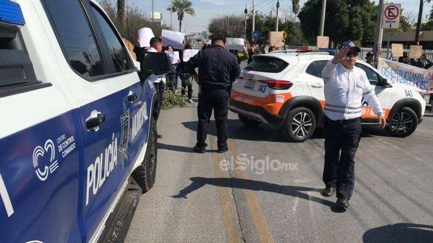 Estudiantes provocan caos vial en bulevar Revolución con bloqueo ante inconformidades