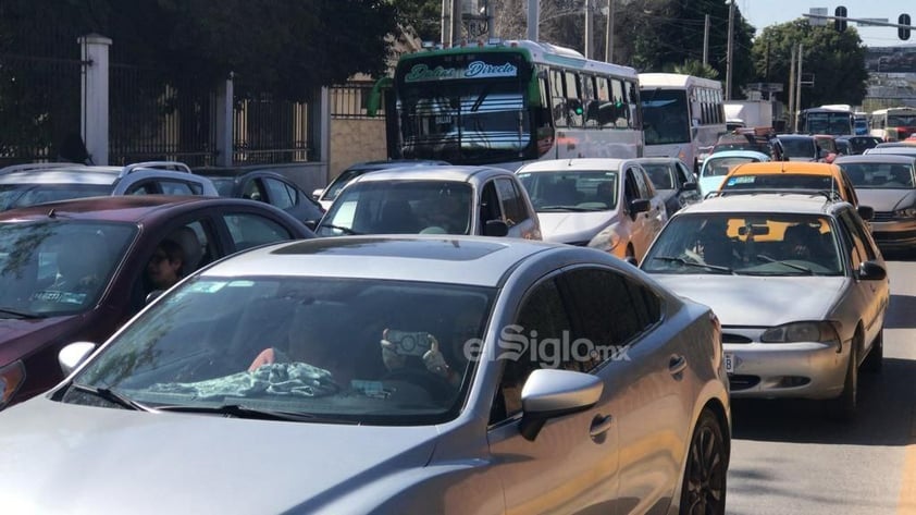 Estudiantes provocan caos vial en bulevar Revolución con bloqueo ante inconformidades