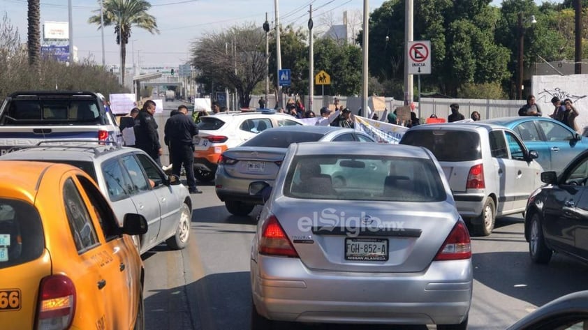 Estudiantes provocan caos vial en bulevar Revolución con bloqueo ante inconformidades