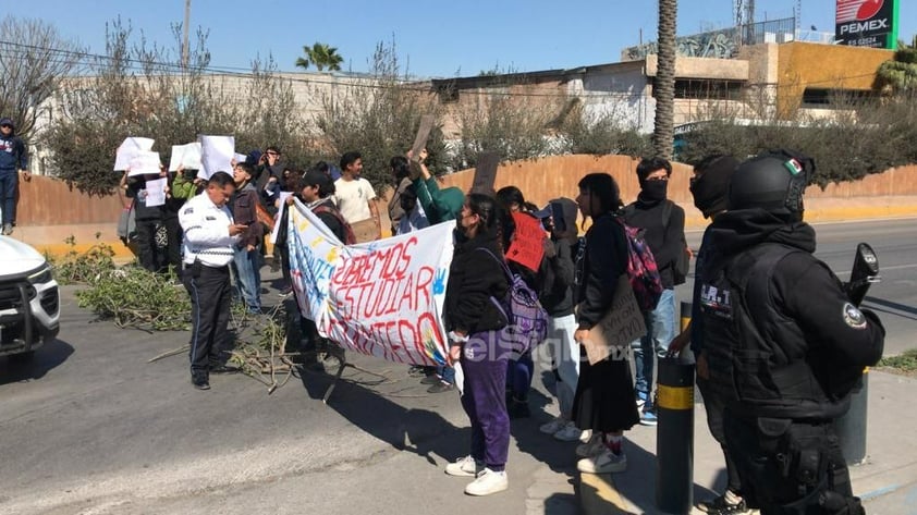 Estudiantes provocan caos vial en bulevar Revolución con bloqueo ante inconformidades