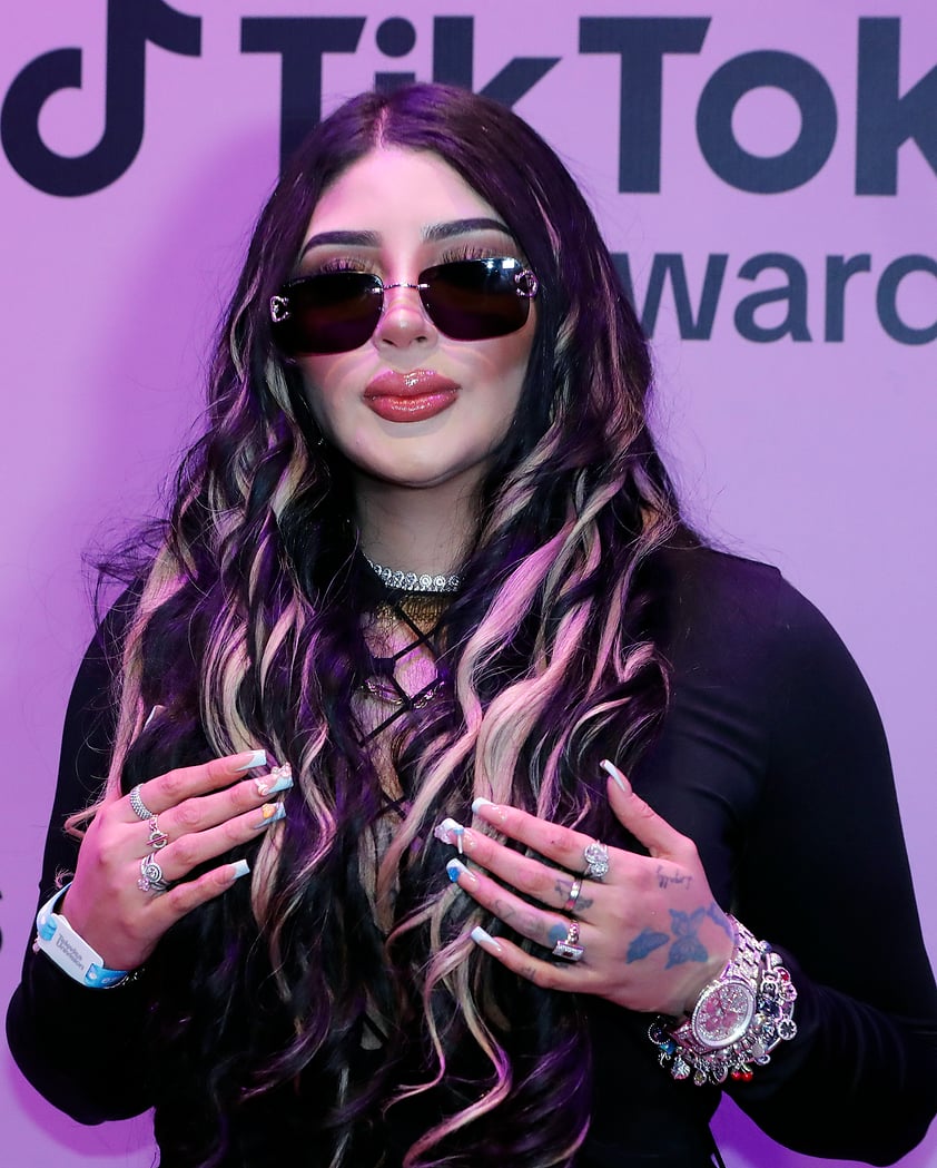 MEX7318. CIUDAD DE MÉXICO (MÉXICO), 31/01/2024.- La cantante mexicana Bellakath posa a su llegada a la alfombra roja de los TikTok Awards 2024: 'Celebrando Sueños' hoy, en la Ciudad de México (México). TikTok es una de las redes sociales más populares en el mundo y este miércoles celebra una nueva edición de sus premios, que reconocen a los creadores de contenido digital favoritos del público en 17 categorías diferentes como entretenimiento, comedia, cocina, moda, belleza, juegos y mucho más. EFE/ Mario Guzmán