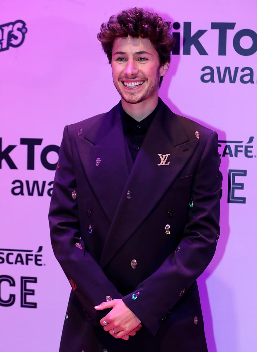 MEX7318. CIUDAD DE MÉXICO (MÉXICO), 31/01/2024.- El actor mexicano Juanpa Zurita posa a su llegada a la alfombra roja de los TikTok Awards 2024: 'Celebrando Sueños' hoy, en la Ciudad de México (México). TikTok es una de las redes sociales más populares en el mundo y este miércoles celebra una nueva edición de sus premios, que reconocen a los creadores de contenido digital favoritos del público en 17 categorías diferentes como entretenimiento, comedia, cocina, moda, belleza, juegos y mucho más. EFE/ Mario Guzmán