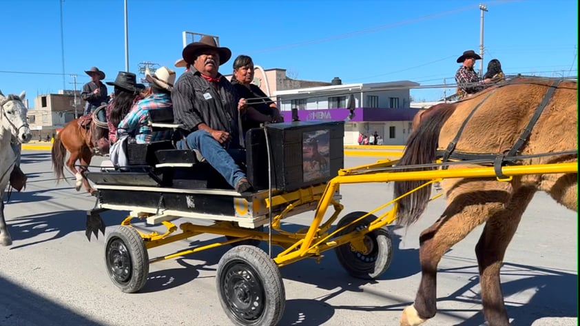 Multitudinaria, la cabalgata del ejido El Oro