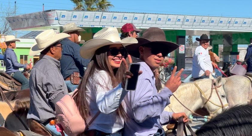 Multitudinaria, la cabalgata del ejido El Oro