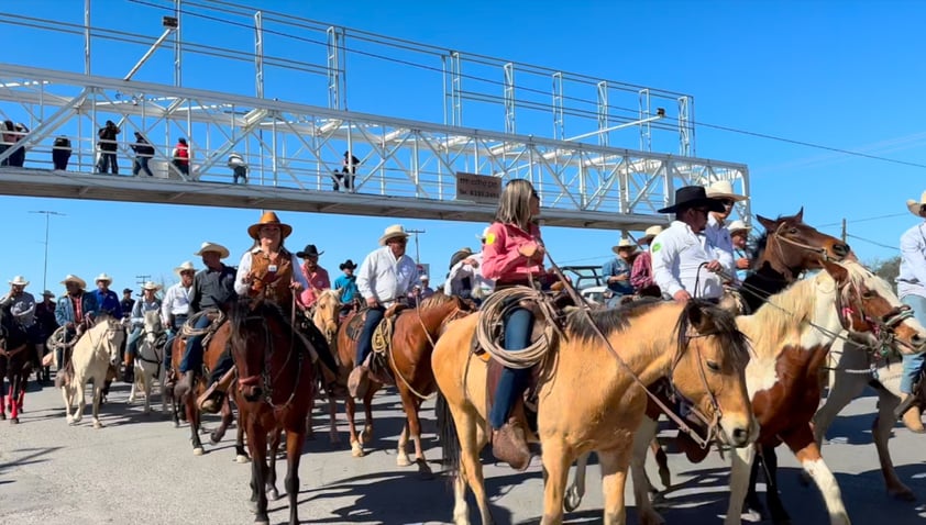 Multitudinaria, la cabalgata del ejido El Oro