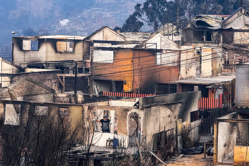 Muertos por incendios en Chile superan el centenar