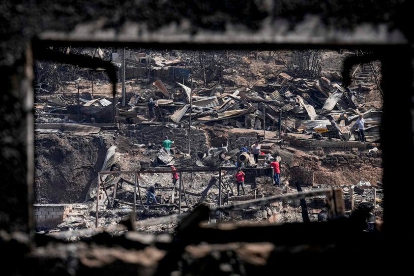 Muertos por incendios en Chile superan el centenar